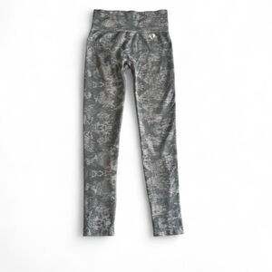 Size Medium Women’s Best leggings in a grey and white patterned design 🩶